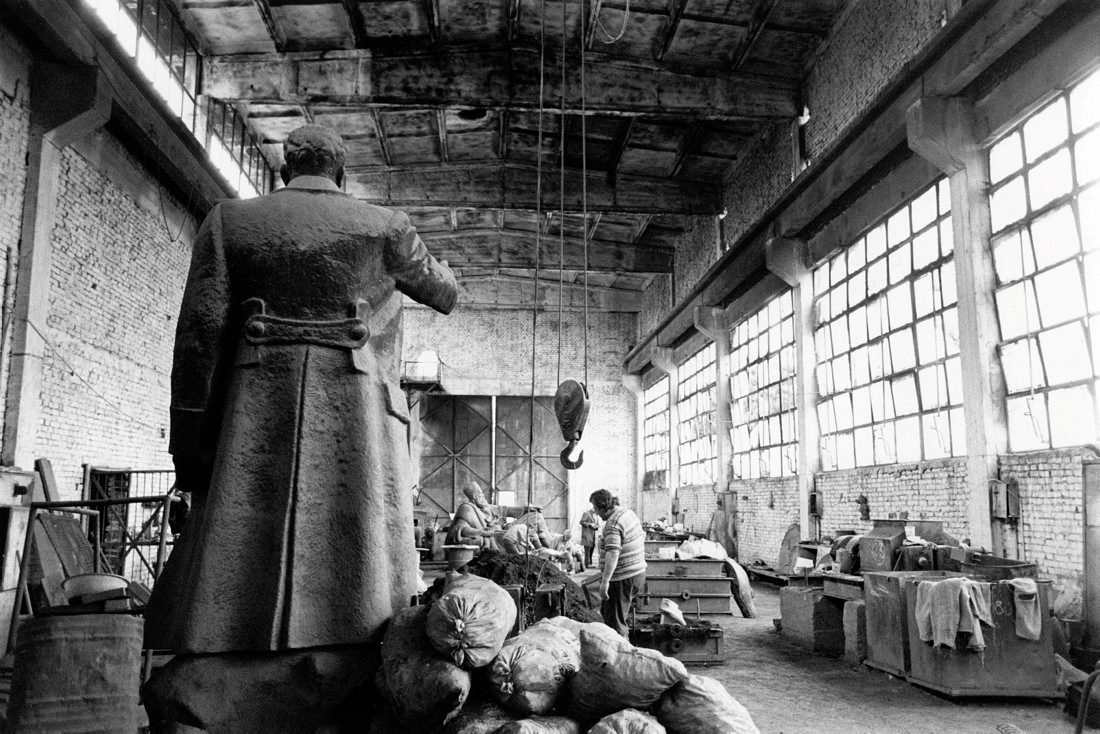 Stalin-Statue in einer Bildhauer-Manufaktur in Tirana. Sie wurde nach dem Fall des Kommunismus an ihren Produktionsort zurueckgebracht. (Mai 2002) 
