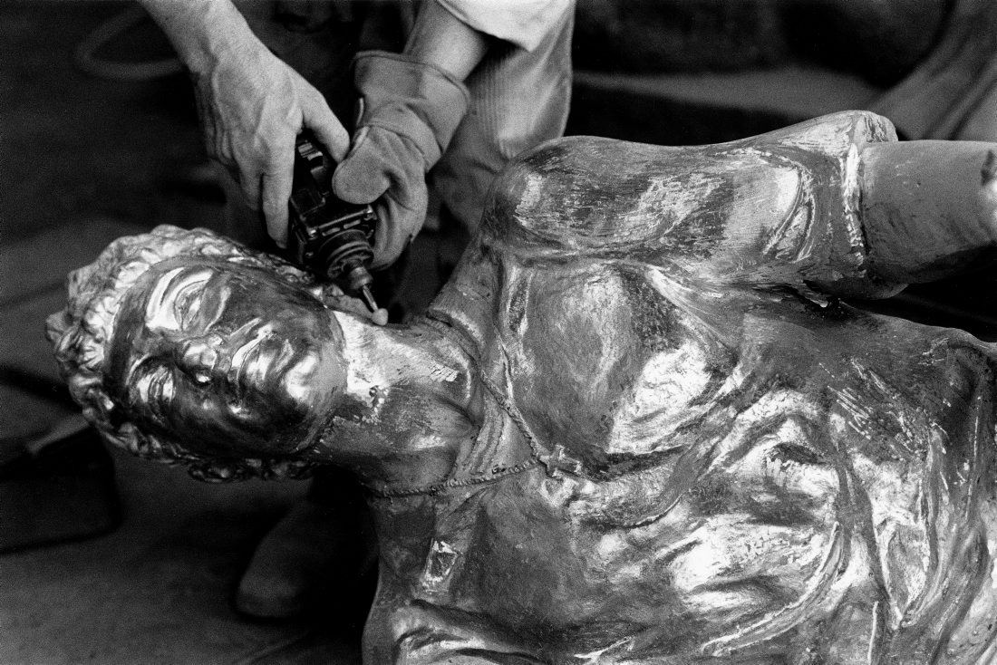In einer Bildhauer-Manufaktur in Tirana werden Statuen von UCK-Kaempfern für den Kosovo hergestellt. (Mai 2002) 