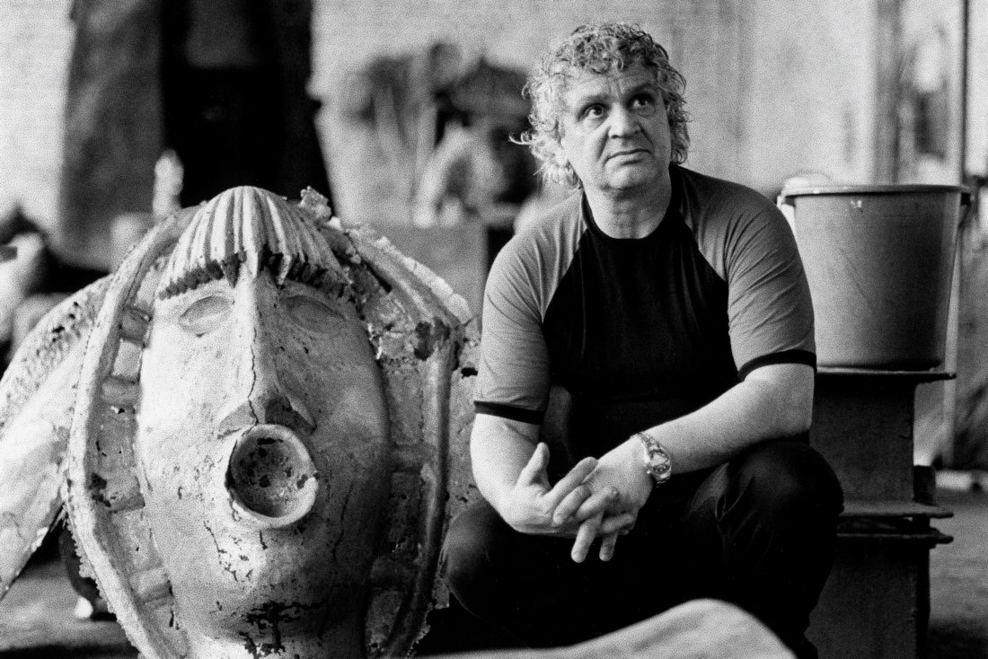 Der Bildhauer Vladimir in seiner Bildhauer-Manufaktur in Tirana. (Mai 2002)