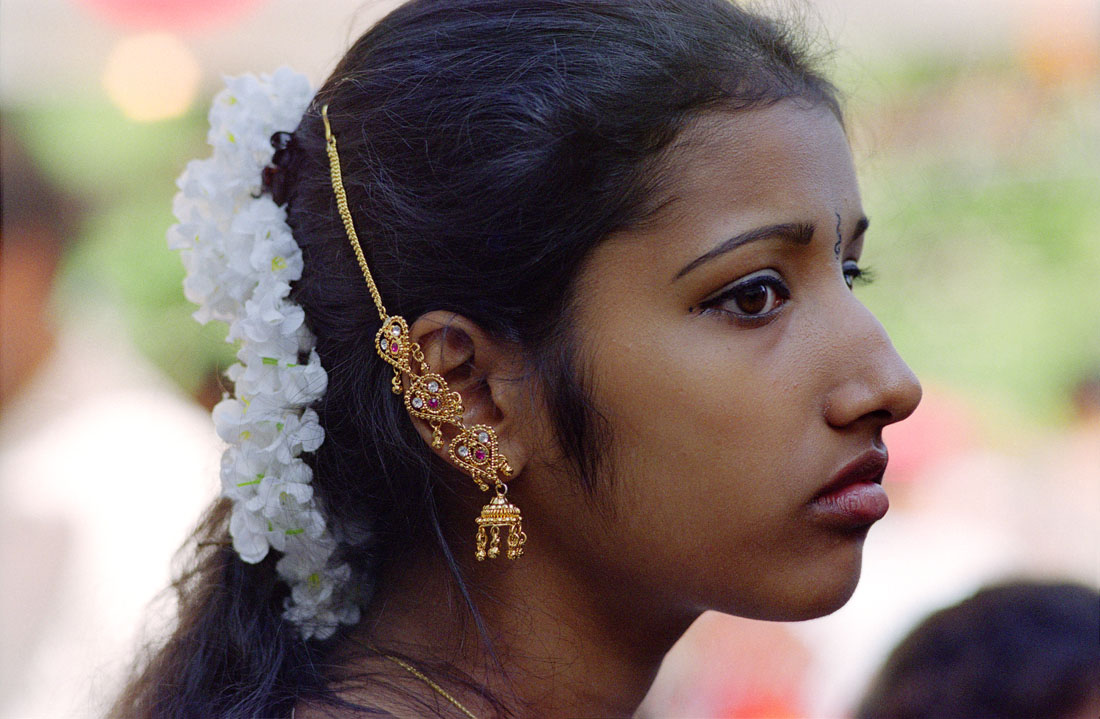 Junge Tamilin am Tempelfest im Hindutempel Adliswil