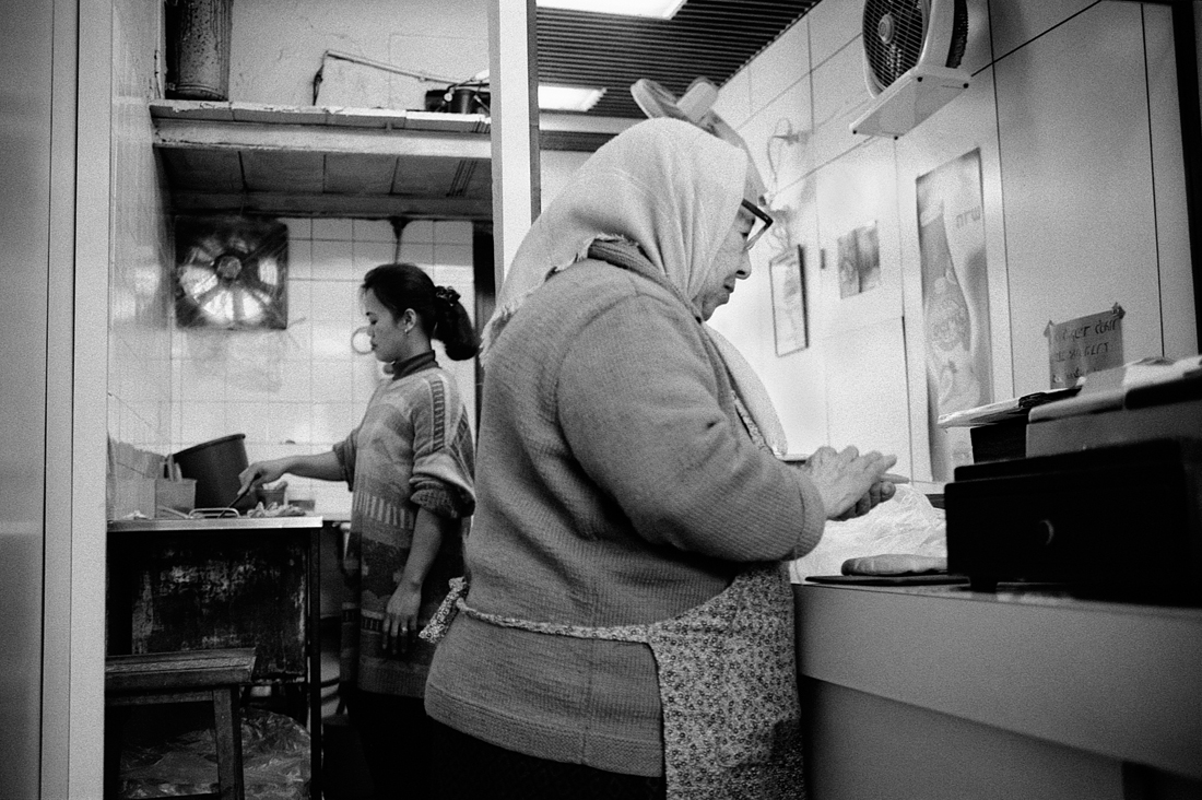 Eine philippinische Gastarbeiterin arbeitet in einer Falafel-Bude in Tel Aviv. (Maerz 2000)