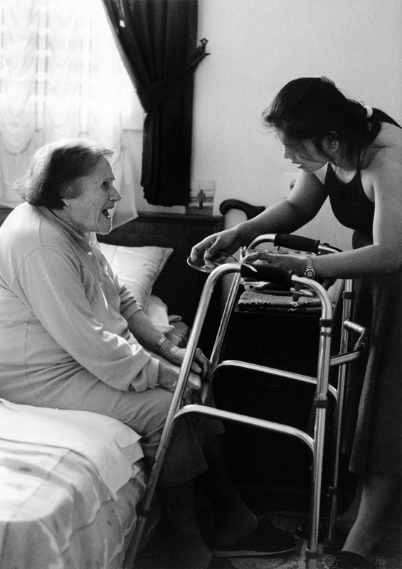 Eine philippinische Gastarbeiterin pflegt eine aeltere Frau.<br>(Dezember 1998)