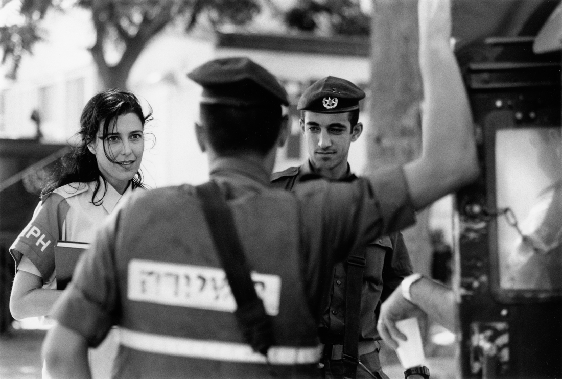 Isabelle Werenfels unterhaelt sich mit israelischen Soldaten. (Juli 1999)