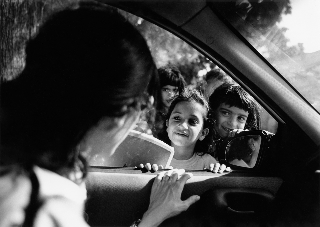 Neugierige Kinder schauen in den Wagen auf Patrouille in Hebron. (Juli 1999)
