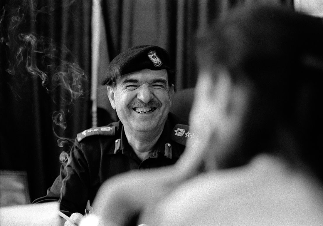  Gespraech mit dem palaestinensischen Polizeichef Hebrons. (Juli 1999)