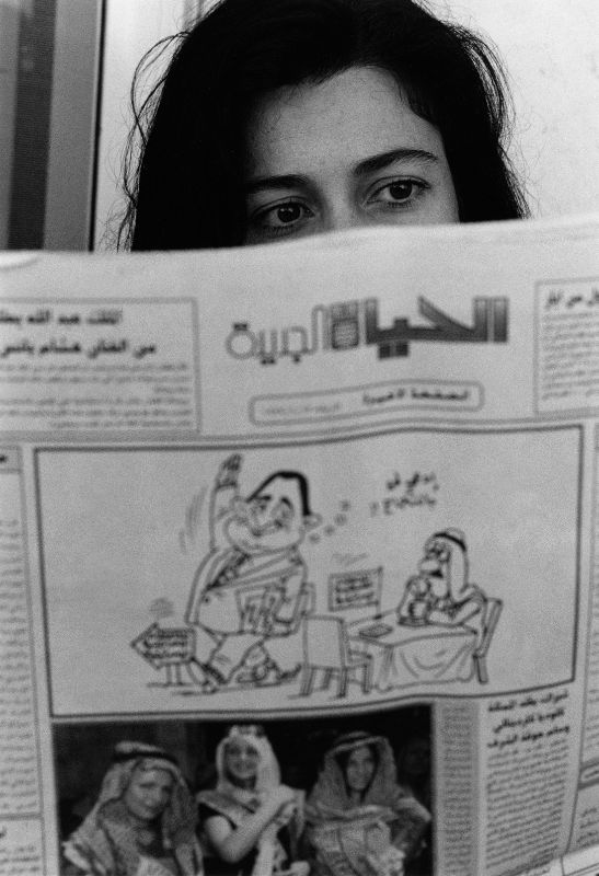 Isabelle Werenfels liest am Feierabend die lokale Zeitung (Juli 1999)