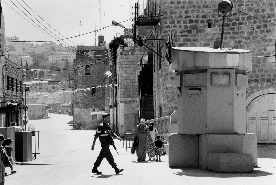 Ein israelischer Soldat patroulliert neben einem Checkpoint in der Altstadt Hebrons. (Juli 1999)