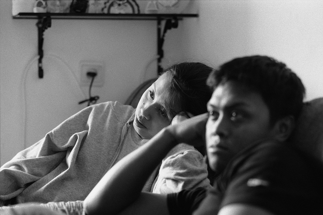 Am Ende eines Arbeitstages schauen Philippinische Gastarbeiter erschoepft  fern. (Februar 2000)