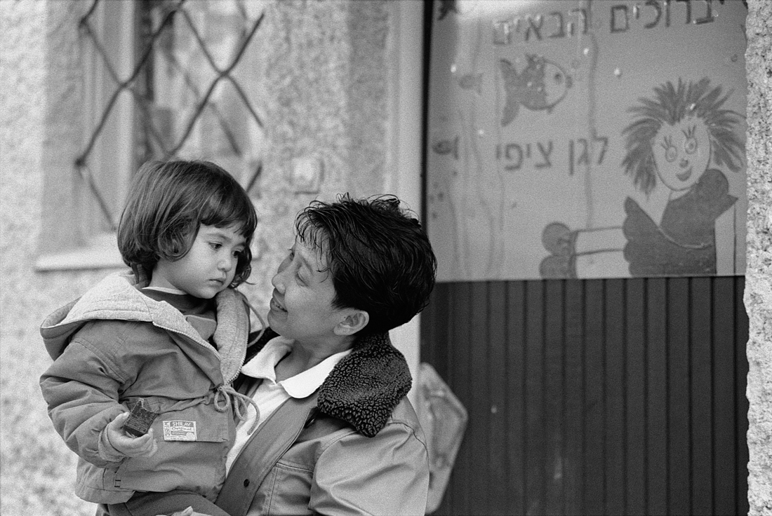Eine philippinische Gastarbeiterin, die als Kinderbetreuerin und Haushaltshilfe bei einer israelischen Familie arbeitet, holt das Kind vom Kindergarten ab.<br>(Februar 2000)