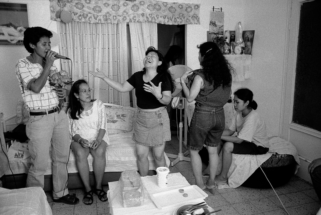 Philippinische Gastarbeiterinnen feiern nach einer harten Woche bei ihren Arbeitgebern. In ihrer gemeinsamen Wohnung, in der sie das Wochenende verbringen, singen sie zusammen Karaoke-Lieder. (Juli 1998)
